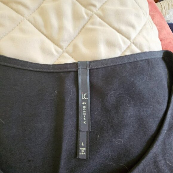 Black blouse with white shell buttons - Picture 2 of 4